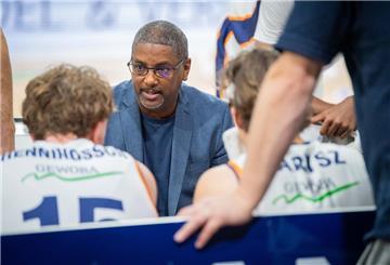 Eisbären-Trainer Steven Key hat einiges mit seiner Mannschaft zu besprechen. Nach der Auftaktniederlage gegen Koblenz verlor seine Mannschaft auch in Kirchheim.