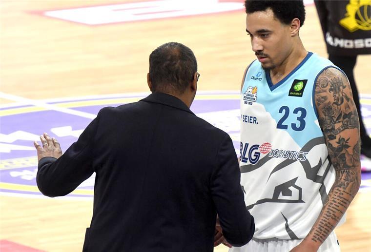 Basketball: Eisbären Bremerhaven schlagen Paderborn Steven Key im Gespräch mit seinem Neuzugang Khalid Thomas