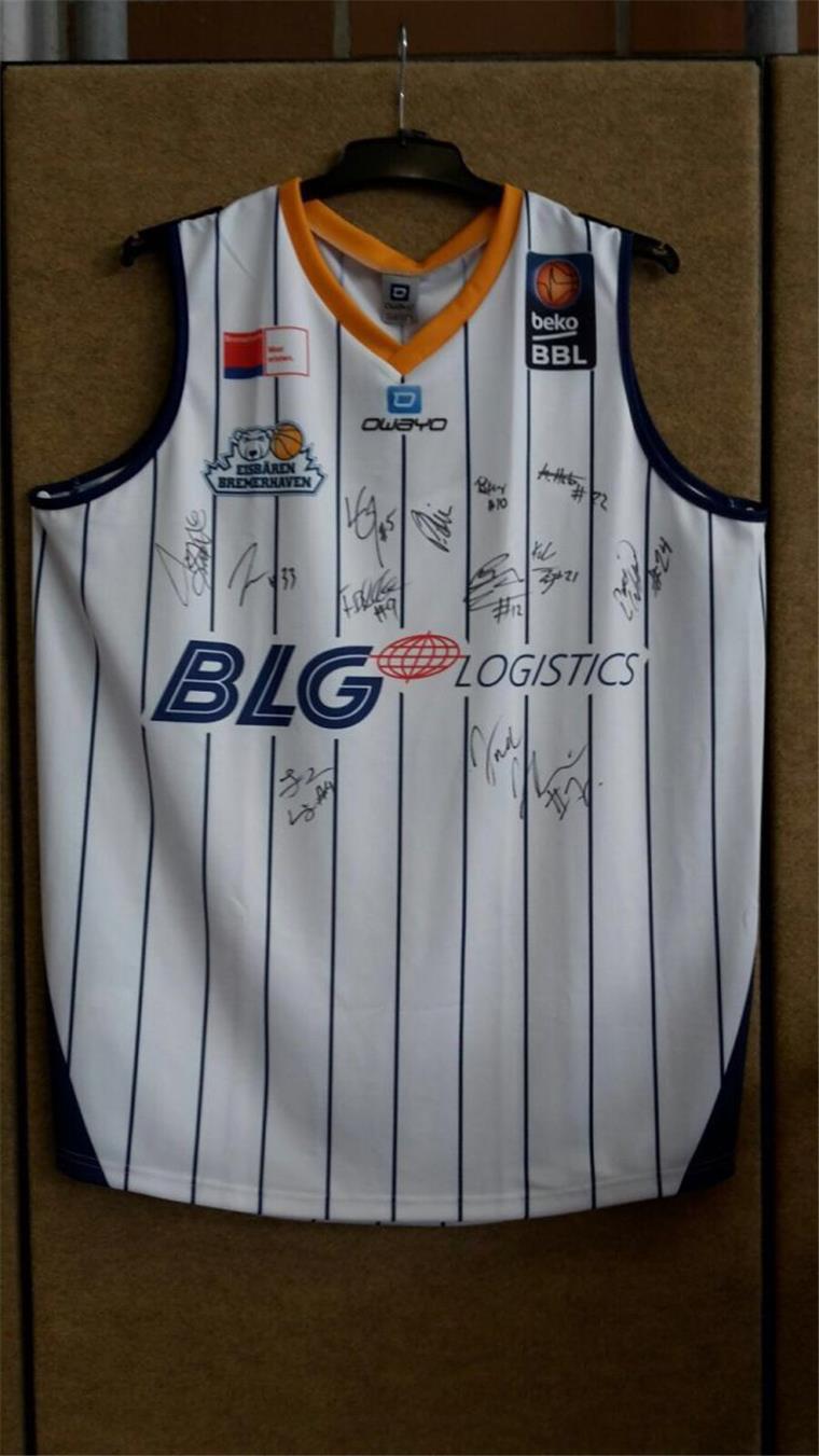 Eisbären-Trikot für Emil: Eine Versteigerung soll Spendengeld bringen. Foto privat