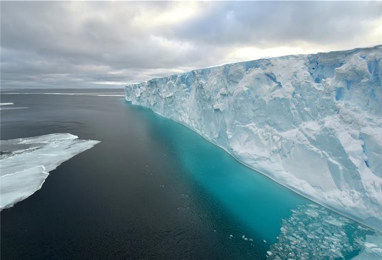 „Polarstern“ erkundet Eisbergriesen Eisberg A 74 ist ein echter Gigant.