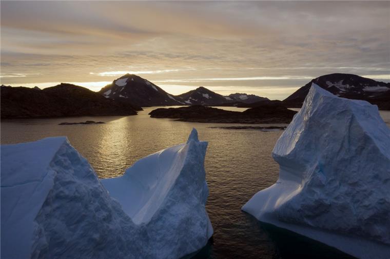 Grönland-Gletscher: Das Eis schmilzt von unten Eisberge treiben in der Nähe von Kulusuk auf dem Wasser. In Grönland sind die Gletscher in den vergangenen Jahren besonders stark geschmolzen.