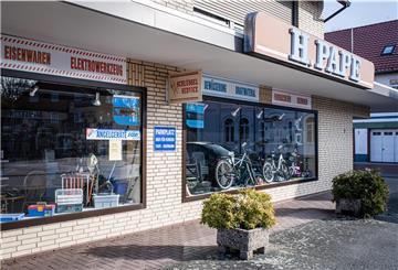 Eisenwarenhändler und Ladenbesitzer Hartmut Pape aus Hagen im Bremischen schließt sein Geschäft. 