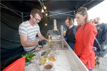 Eisfest auf der Seebäderkaje: Andre Block fertigt Eisbecher für Annika Eisenhuth und Nadja Al Hameedi (von links) an. 