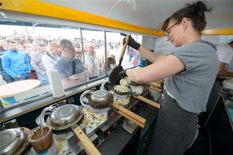 Eisfest auf der Seebäderkaje in Bremerhaven. Annika Muck bereitet Waffeln vor. 