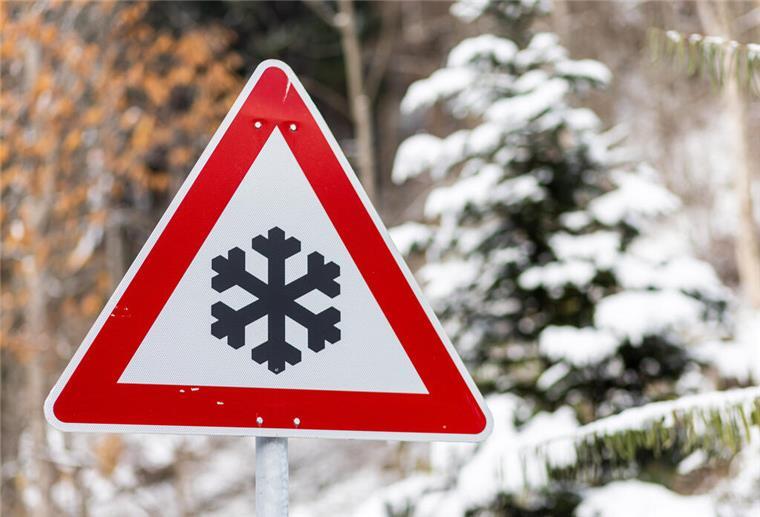 Eisglätte führt zu mehreren Unfällen im Cuxland Straßenschild warnt vor "Schnee- oder Eisglätte"