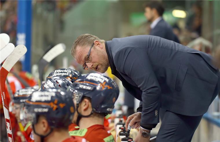 Düsseldorf könnte den Abstand weiter verkürzen Eishockey 40. Spieltag: Düsseldorfer EG - Kölner Haie am 22.01.2017 in dem ISS-Dome in Düsseldorf (Nordrhein-Westfalen). Düsseldorfs Trainer Christof Kreutzer spricht zu seiner Mannschaft. Foto: Ina Fassbender/dpa +++(c) dpa - Bildfunk+++ | Verwendung weltweit
