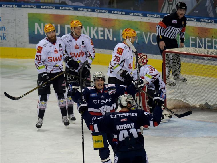 Eishockey: DEL, Eisbären Berlin - Pinguins Bremerhaven, Hauptrunde, 48. Spieltag am 17.02.2017 in der Mercedes-Benz Arena in Berlin. Berlins Torschütze Louis-Marc Aubry (vorne) jubelt mit seinem Teamkollegen nach dem Tor zu 1:0. Foto: Monika Skolimowska/dpa +++(c) dpa - Bildfunk+++