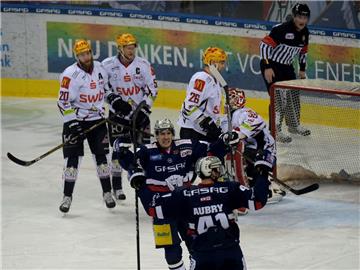 Eishockey: DEL, Eisbären Berlin - Pinguins Bremerhaven, Hauptrunde, 48. Spieltag am 17.02.2017 in der Mercedes-Benz Arena in Berlin. Berlins Torschütze Louis-Marc Aubry (vorne) jubelt mit seinem Teamkollegen nach dem Tor zu 1:0. Foto: Monika Skolimowska/dpa +++(c) dpa - Bildfunk+++