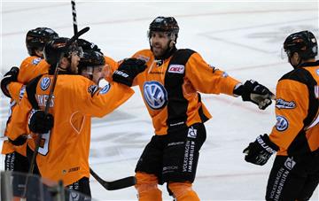 Eishockey: DEL, Grizzlys Wolfsburg - Nürnberg Ice Tigers, Halbfinale, 2. Spieltag am 26.03.2017 in der Eis Arena Wolfsburg, Wolfsburg (Niedersachsen). Der Wolfsburger Brent Aubin (M) bejubelt seinen Treffer zum 1:0 gegen die Nürnberg Ice Tigers. Foto: Peter Steffen/dpa +++(c) dpa - Bildfunk+++