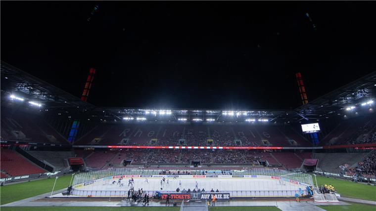1.500 Fans feiern Pinguins-Sieg im ersten Freiluftspiel Eishockey im Kölner Fußballstadion.
