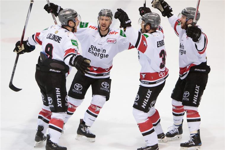 Eishockey: Playoff Viertelfinale Spiel 6, Grizzlys Wolfsburg - Kölner Haie am 19.03.2017 in der EisArena in Wolfsburg, (Niedersachsen). Kölns Torschütze Shawn Lalonde (l) jubelt mit seinen Mitspielern Kai Hospelt, Fredrik Eriksson und Travis Turnbull über das Tor zum 0:1 Foto: Michael Täger/CITYPRESS24/dpa +++(c) dpa - Bildfunk+++
