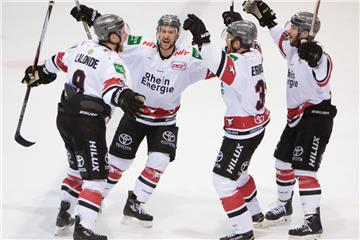 Eishockey: Playoff Viertelfinale Spiel 6, Grizzlys Wolfsburg - Kölner Haie am 19.03.2017 in der EisArena in Wolfsburg, (Niedersachsen). Kölns Torschütze Shawn Lalonde (l) jubelt mit seinen Mitspielern Kai Hospelt, Fredrik Eriksson und Travis Turnbull über das Tor zum 0:1 Foto: Michael Täger/CITYPRESS24/dpa +++(c) dpa - Bildfunk+++