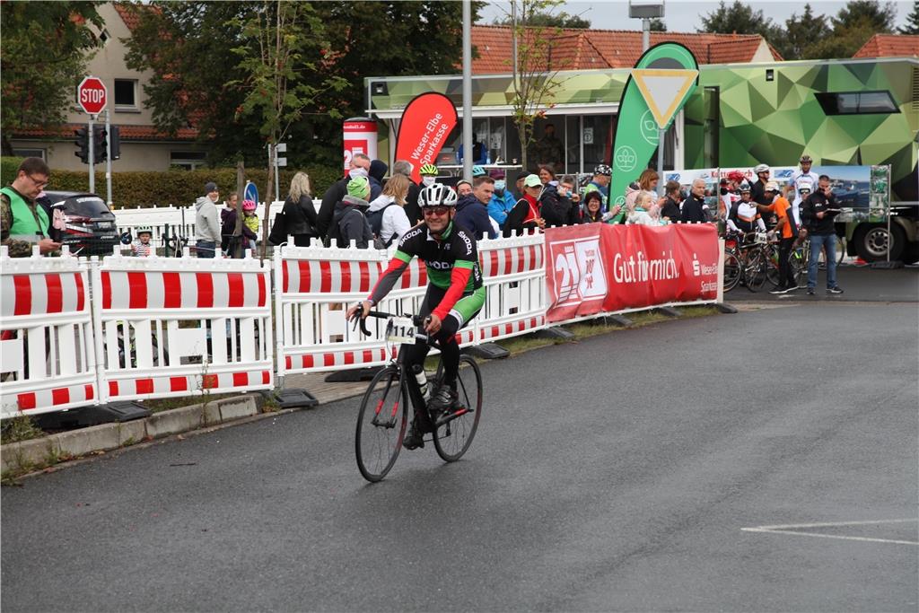 Eishockey-Trainer Thomas Popiesch hat die Schlittschuhe gegen das Fahrrad getaus...