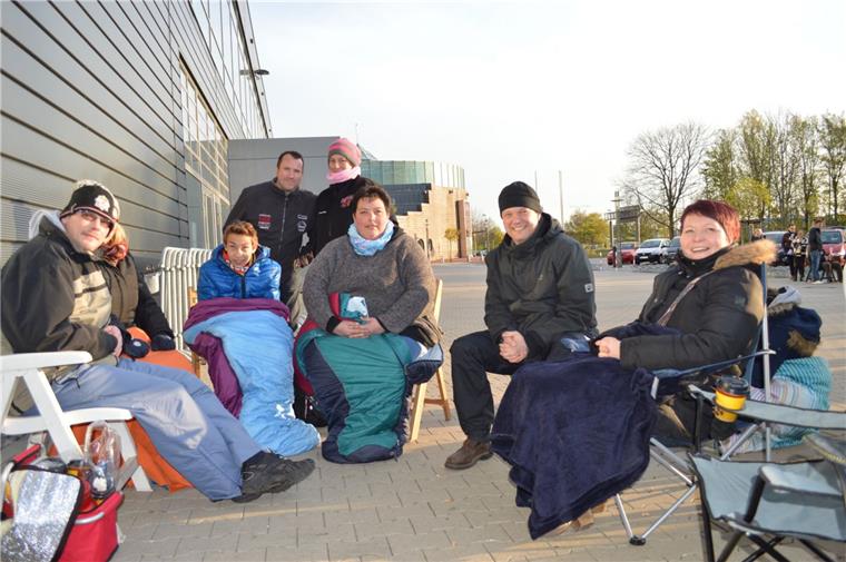 Eishockeyfans sind hart im Nehmen. Wie hier vor der Eisarena warten sie teilweise stundenlang auf die Kassenöffnung. 