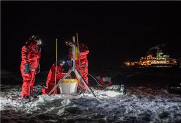 Eisige Angelarbeit: Bei bis zu minus 30 Grad standen die Forscherinnen und Forscher auf dem Eis, mehr über das Leben unter dem arktischen Eis zu erfahren.