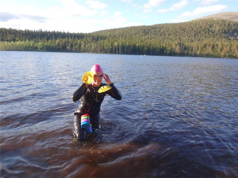 Kirstin Fiebig war beim „Midnight Sun Swimrun“ in Finnland am Start Eiskalt waren die Seen in Finnland: Die Langenerin Kirstin Fiebig hatte im Sieverner See trainiert.
