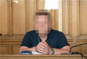 Der Ehemann von Ekaterina B. sitzt im Gerichtssaal.