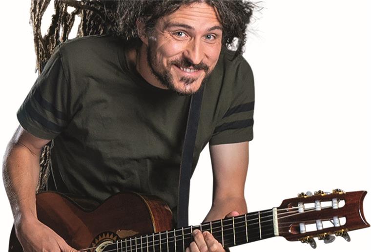 Lachend durch die Komische Nacht El Mago Masin ist seit einigen Jahren auf den Bühnen zwischen Spitzbergen und Bibione unterwegs. Dabei verknüpft er kunterbunt virtuoses Gitarrenspiel mit wahnwitzigen Liedern, Anarcho-Komik und tiefgründigem Nonsens.
