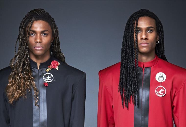 Newcomer spielen Pop-Duo Milli Vanilli Die zwei Männer Elan Ben Ali (links) und Tijan Njie schauen in die Kamera.