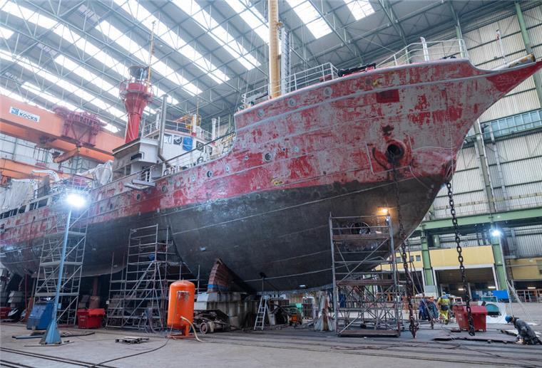 50-mal gerammt und 80 Jahre auf See: „Elbe 1“ bekommt Mega-Sanierung ARCHIV - 30.01.2025, Mecklenburg-Vorpommern, Stralsund: Das historische Feuerschiff «Bürgermeister O'Swald» / Elbe 1 liegt in der Werfthalle. Das Feuerschiff wird auf dem Industriegelände Volkswerft von der Firma Strela Shiprepair renoviert. (zu dpa: «Feuerschiff «Elbe 1» erhält Verjüngungskur in Stralsund») Foto: Stefan Sauer/dpa +++ dpa-Bildfunk +++