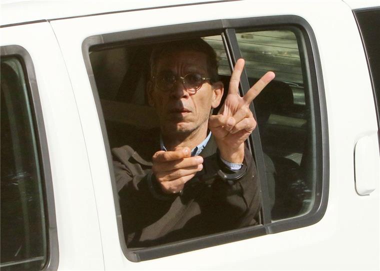 Selfie mit dem Flugzeugentführer Eldin Mustafa hat am Dienstag ein Egyptair-Flugzeug entführt. Der 59-jährige Mann handelte aus rein persönlichen Gründen. Wie der griechische Fernsehsender Skai am Mittwoch berichtete, sagte er der Polizei nach seiner Festnahme: "Was soll jemand machen, der seine Frau und seine Kinder seit 24 Jahren nicht gesehen hat, weil die ägyptische Regierung ihn nicht (ausreisen) lässt?"