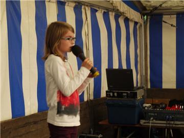 Elea Brümmer (10) singt Elsas Lied &quot;Lass jetzt los&quot; und wird mit rasen...