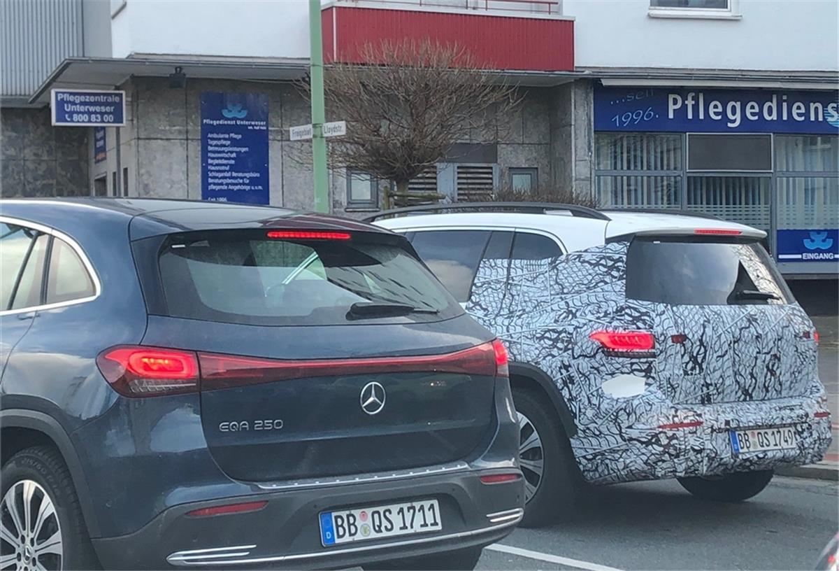 Erwischt: Mercedes-Erlkönig in Bremerhaven Elektrisch unterwegs: EQA und der getarnte EQB auf der Lloydstraße.