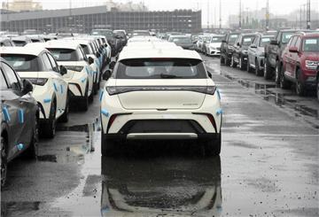 Elektroautos aus chinesischer Produktion stehen teilweise monatelang in Bremerhaven rum. Der Grund dafür ist klar.