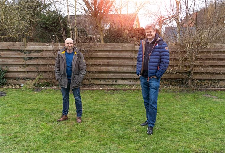 E-Mobilität immer mehr im Trend Elektroinstallateur Andreas Hurtig und Firmenkundenberater Stephan Ruhmschöttel von der Weser-Elbe Sparkasse