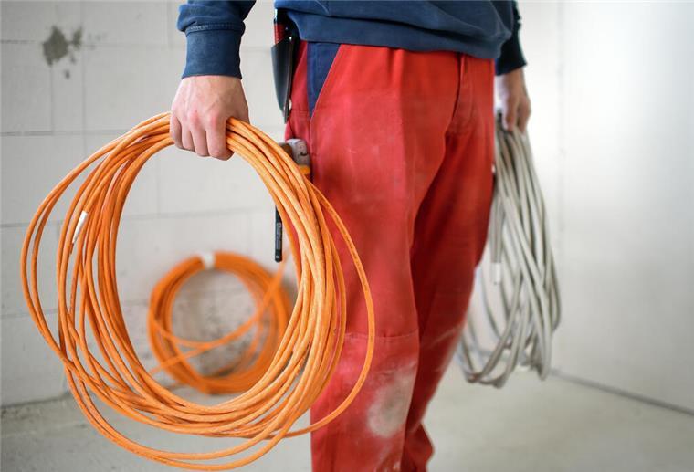 Ausbildungsplatz gesucht? Noch manche Lehrstelle im Handwerk unbesetzt Elektroniker, Maler und Lackierer, Metallbauer, Anlagenmechaniker, Kraftfahrzeugmechatroniker, Friseur - in Bremerhaven und Bremen sind in vielen Handwerksberufen noch Ausbildungsplätze frei.
