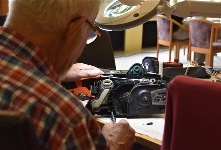 Elektronische und mechanische Geräte können Interessierte im Reparatur Café gemeinsam mit Handwerkern wieder auf Vordermann bringen.