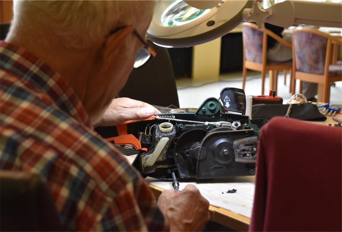 Elektronische und mechanische Geräte können Interessierte im Reparatur Café gemeinsam mit Handwerkern wieder auf Vordermann bringen.