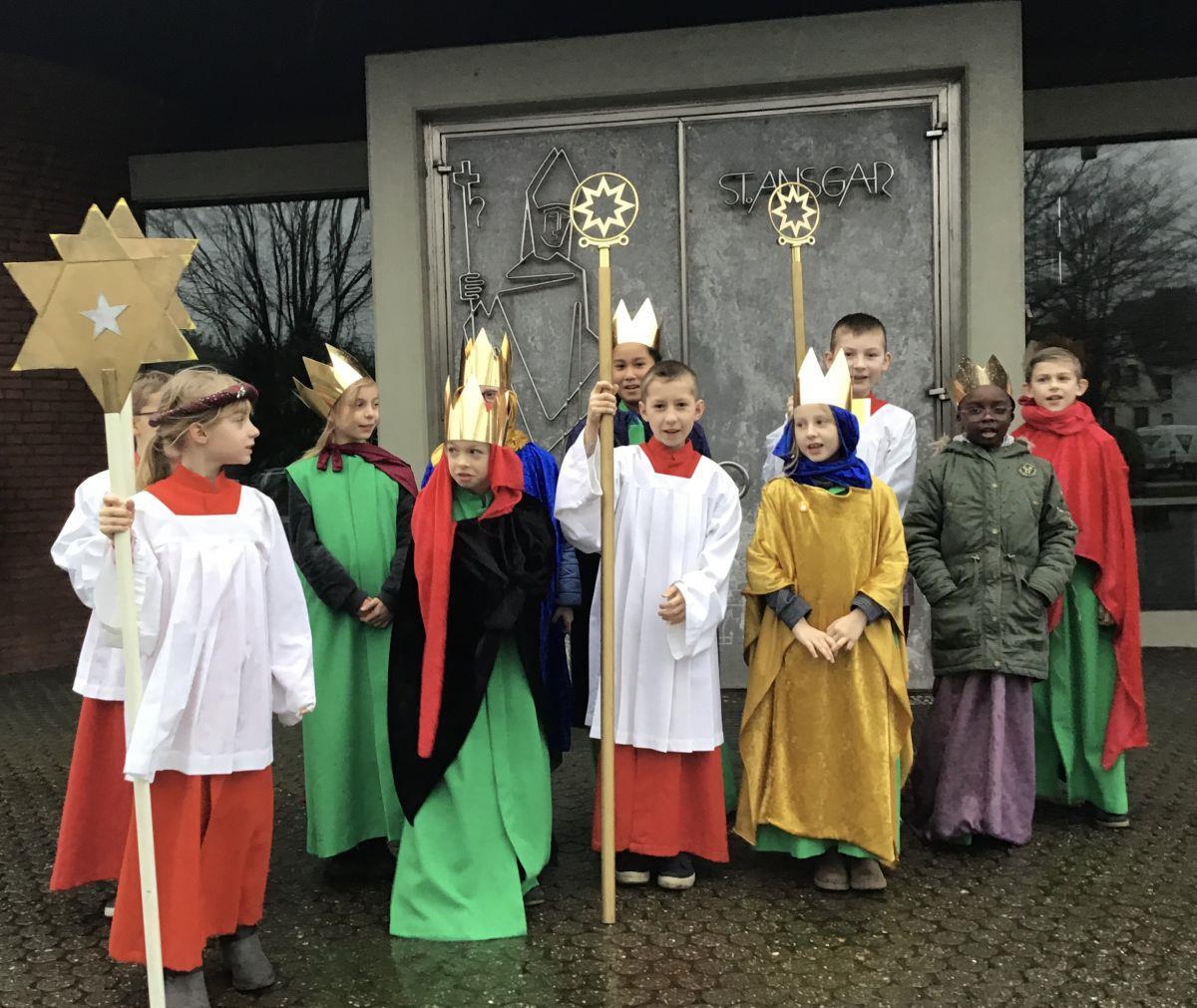 Elf katholische Grundschulkinder schwärmen am Freitag von der St.-Ansgar-Kirche Leherheide in den Stadtnorden aus. Mit 50 anderen Sternsingern sind sie am Sonntag beim Neujahrsempfang im Fischereihafen, um Spenden für Kinder im Krisengebiet Libanon zu sammeln. Foto Schwan