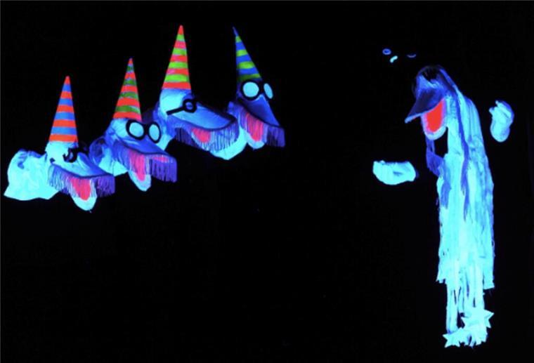 Elf Spieler des Schwarzlicht-Theaters Bremen präsentieren am 23. September in Tarmstedt eine besondere Form des Theaters.