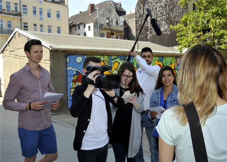 Dokumentation über Bremerhaven-Lehe wird im Herzen des Stadtteils gezeigt Elf Studierende der Hochschule Bremerhaven haben mit "Das Leben, you know" einen Dokumentarfilm über Bremerhaven-Lehe produziert.