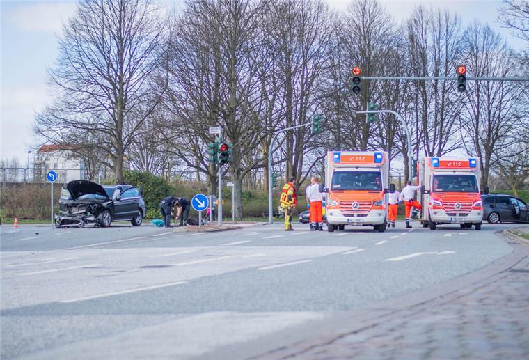 Das Bild zeigt einen Unfall auf der Elbestraße in Bremerhaven.