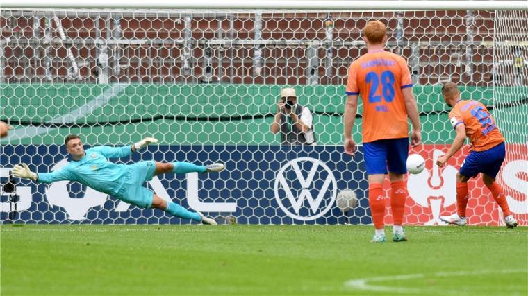Erster Saisonsieg für Bundesliga-Absteiger Darmstadt Elfmeter-Tor für Darmstadt: Fabian Nürnberger trifft im Pokal gegen Teutonia Ottensen.