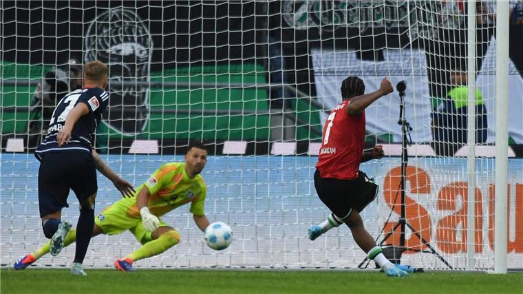 HSV verliert Nordduell in Hannover Elfmetertor für Hannover: Jessic Ngankam trifft im Nordduell mit dem Hamburger SV.