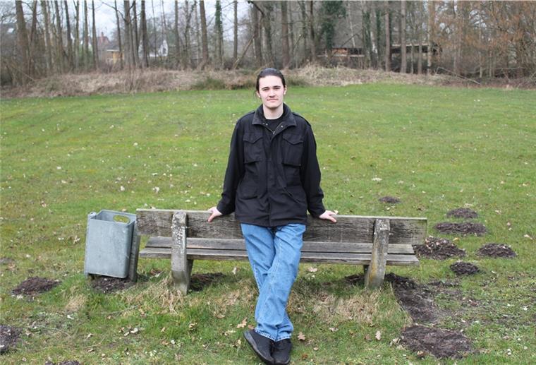 15-Jähriger kämpft für neuen Spielplatz in Bokel Elia Engeln (15) ist seit gut zwei Jahren Jugendortsvorsteher von Bokel und setzt sich für den Neubau eines Spielplatzes auf dieser Fläche gegenüber dem Eingang zum Waldbad ein.