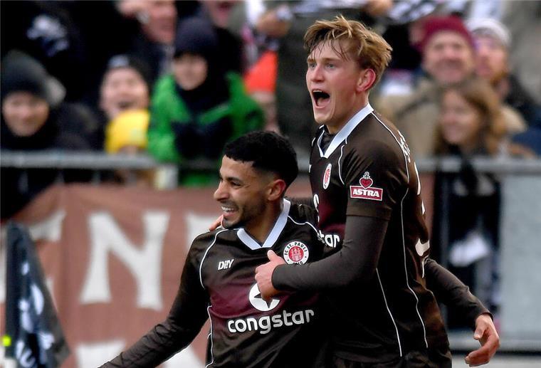 Heimsieg: So strahlend grüßt der FC St. Pauli von der Tabellenspitze Elias Saad (links) jubelt nach seinem 1:0 mit Aljoscha Kemlein.