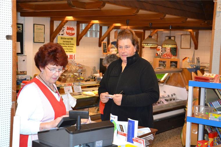Nartumer Lebensmittelgeschäft droht das Aus Elisabeth Carstens ist Kassiererin, Bäckerei- und Fleischereifachverkäuferin in einer Person. Auf Nachfrage hat sie auch Rezeptideen für ihre Kunden parat. Ein Service, den nicht nur Kundin Stephanie Heitmann zu schätzen weiß. „Wenn der Laden zu ist, dann muss ich wegziehen“, sagt sie.