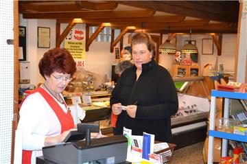Elisabeth Carstens ist Kassiererin, Bäckerei- und Fleischereifachverkäuferin in einer Person. Auf Nachfrage hat sie auch Rezeptideen für ihre Kunden parat. Ein Service, den nicht nur Kundin Stephanie Heitmann zu schätzen weiß. „Wenn der Laden zu ist, dann muss ich wegziehen“, sagt sie.