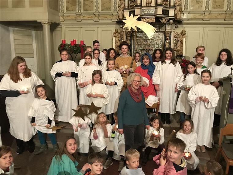 Nach 31 Jahren: Krippenspiel in Wilstedt unter neuer Regie Elisabeth Hintz (grüner Pulli) inmitten des diesjährigen Ensembles. Die 69-Jährige gibt an Heiligabend die Verantwortung für das Krippenspiel in Wilstedt ab.