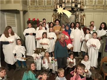 Elisabeth Hintz (grüner Pulli) inmitten des diesjährigen Ensembles. Die 69-Jährige gibt an Heiligabend die Verantwortung für das Krippenspiel in Wilstedt ab. 