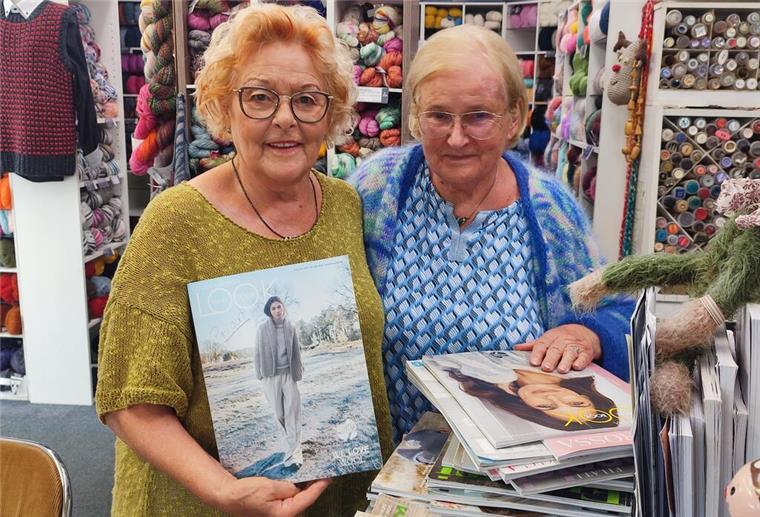 Wolllust: Wenn das Herz fürs Stricken schlägt Zwei Frauen vor Regalen voller Wolle