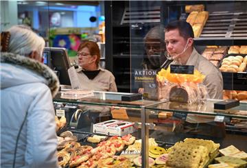 Elke Buß und Jannes Vollers bei Engelbrecht im Real-Kauf Pferdebade.