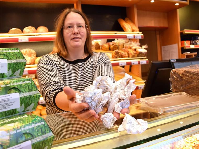 Kassenbonpflicht in der Wesermarsch: Belege landen meistens im Müll Elke Jantzen von der gleichnamigen Abbehauser Bäckerei hält die Bonpflicht für überflüssig. Kaum ein Kunde wolle den Beleg haben, sagt sie.