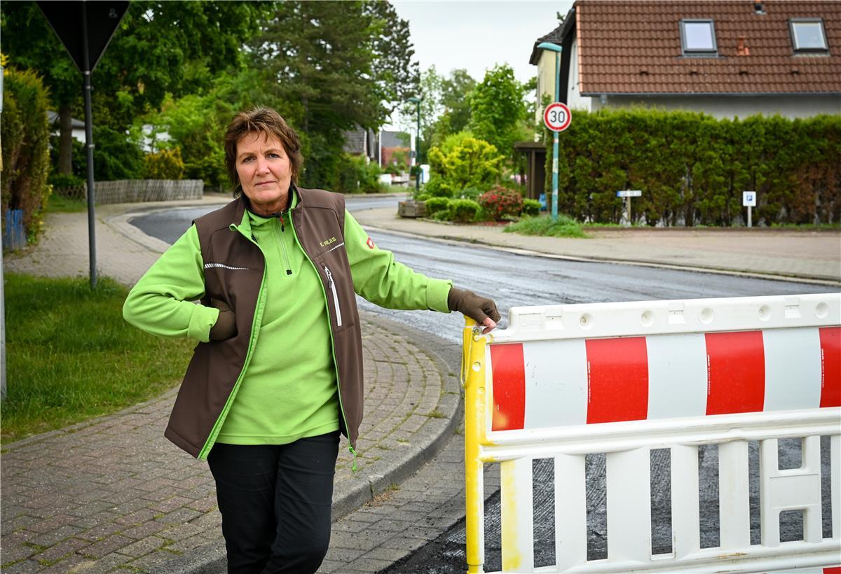 Elke Miles an der abgesperrten Zufahrt zum Eichenhamm in Dorum. Zwei Tage lang können Autos nicht ihren Gartenbaubetrieb anfahren.