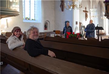 Ellen und Michael Brinker (von links) sowie Günther Jochim und Pastor Andreas Metzner sind vier von einem Dutzend Akteuren, die im Weihnachtsvideo der Kirchengemeinden Dorum und Padingbüttel vor oder hinter den Kulissen mitwirken.