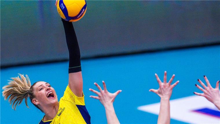 Schweriner SC gewinnt Titel nach Comeback-Sieg gegen Dresden Elles Dambrink vom SSC Palmberg Schwerin kann sich am Netz durchsetzen.